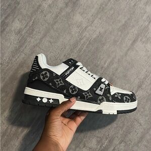Louis Vuitton Black & White Low-Top Sneaker read description
